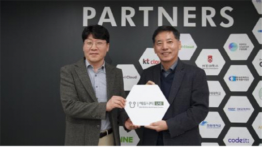 이기택(왼쪽) 에듀니티랩 대표이사와 전영표 이노베이션아카데미 학장이 업무협약 이후 기념사진을 찍고 있다. 이노베이션아카데미 제공